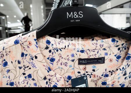 Kleidung der Frauen Anzeige in M&S, Marks&Spencer zu speichern. Großbritannien Stockfoto