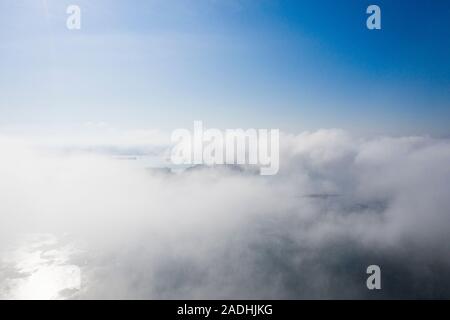 Luftaufnahme, an einem nebligen Morgen, über St. Lawrence Park in den tausend Inseln, Kanada Stockfoto