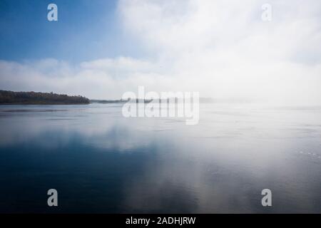 Nebeliger Morgen, über der St. Lawrence River auf den tausend Inseln, Kanada Stockfoto