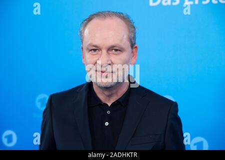 Hamburg, Deutschland. 03 Dez, 2019. Ferdinand von SCHIRACH, Autor, Schrift, Anwalt, Rechtsanwalt, Porträt, Porträt, Portrait, 7/8-Einzelbild, einzigen Motiv, Jahrespressekonferenz der ARD, Programm Presse Konferenz, in Hamburg am 03.12.2019, | Verwendung der weltweiten Kredit: dpa/Alamy leben Nachrichten Stockfoto