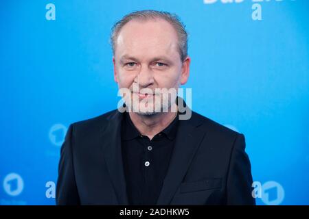 Hamburg, Deutschland. 03 Dez, 2019. Ferdinand von SCHIRACH, Autor, Schrift, Anwalt, Rechtsanwalt, Porträt, Porträt, Portrait, 7/8-Einzelbild, einzigen Motiv, Jahrespressekonferenz der ARD, Programm Presse Konferenz, in Hamburg am 03.12.2019, | Verwendung der weltweiten Kredit: dpa/Alamy leben Nachrichten Stockfoto