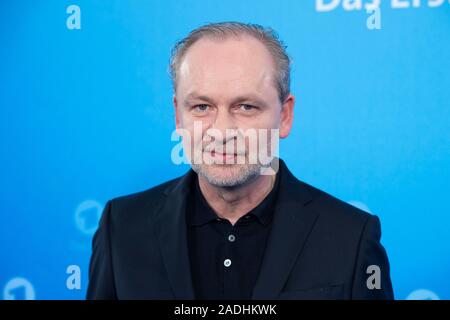 Hamburg, Deutschland. 03 Dez, 2019. Ferdinand von SCHIRACH, Autor, Schrift, Anwalt, Rechtsanwalt, Porträt, Porträt, Portrait, 7/8-Einzelbild, einzigen Motiv, Jahrespressekonferenz der ARD, Programm Presse Konferenz, in Hamburg am 03.12.2019, | Verwendung der weltweiten Kredit: dpa/Alamy leben Nachrichten Stockfoto