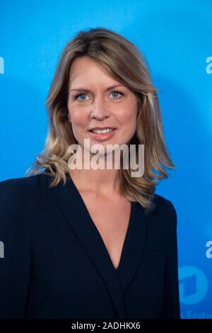 Hamburg, Deutschland. 03 Dez, 2019. Jessy Wellmer, Moderator, Porträt, Porträt, Porträt, 7/8-Einzelbild, einzigen Motiv, Jahrespressekonferenz der ARD, Programm Presse Konferenz, in Hamburg am 03.12.2019, | Verwendung der weltweiten Kredit: dpa/Alamy leben Nachrichten Stockfoto