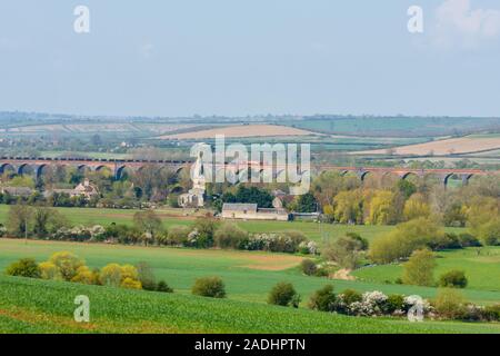 Güterzug von Corby über den Harringworth Viaduct, der den Fluss Welland überspannt, das längste gemauerte Viadukt, das ein Tal in Großbritannien überquert. Stockfoto