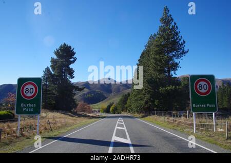 Straßenschilder für den Burkes Pass. Te Araroa Trail Alternative Route. State Highway 8. Südinsel. Neuseeland Stockfoto