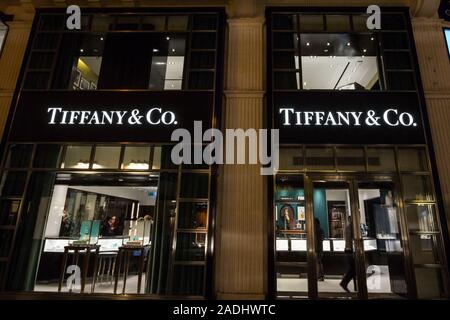 Wien, ÖSTERREICH - NOVEMBER 6, 2019: Tiffany & Co Logo vor Ihrer wichtigsten Store für Wien. Tiffany & Co. ist ein US-amerikanischer Luxus Schmuck Kette von Sto Stockfoto