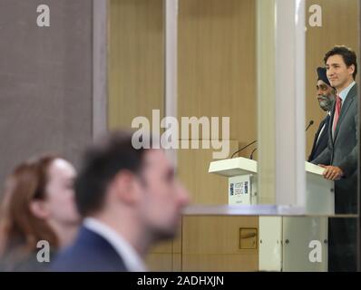 Premierminister von Kanada, Justin Trudeau ist in einem Spiegel, während einer Rede auf der Presse Konferenz nach der jährlichen Nato-Gipfel der Staats- und Regierungschefs im Grove Hotel in Watford, Hertfordshire wider. Stockfoto