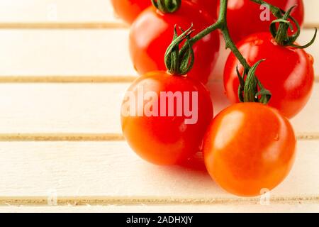 Nahaufnahme der Zweig der Tomaten Teil auf Holzbrett Stockfoto