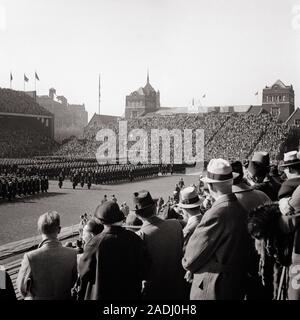 1930er Jahre MARINESCHULE MIDSHIPMEN MONTAGE AN DER UNIVERSITÄT VON PENNSYLVANIA FRANKLIN FIELD STADION WÄHREND ARMEE MARINE FUSSBALLSPIEL-f 7226 HAR 001 HARS ATHLET LIFESTYLE FEIER FRAUEN MARINE ATHLETIK ART UNITED STATES KOPIEREN PLATZ DAMEN FITNESS PERSONEN INSPIRATION TRADITIONELLE VEREINIGTE STAATEN VON AMERIKA MÄNNER ATHLETISCHE B&W NORDAMERIKA NORDAMERIKA HOHEN WINKEL STRATEGIE AKADEMIE UNIVERSITÄTEN NAVAL AUFREGUNG FÜHRUNG PA FREIZEIT TRADITION FALLJAHRESZEIT STOLZ UNIFORMEN HOCHSCHULBILDUNG ATHLETEN ETABLIERT RIVALITÄT MONTIERT HOCHSCHULEN RIVALEN ARMEE MARINE SPIEL ZUSAMMENARBEIT FUSSBÄLLE Stockfoto