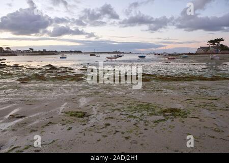 Romantische kleine Hafen bei Ebbe, idyllisch Abendstimmung, kleine Boote in den Sand und seichtem Wasser, kleine Stadt im Hintergrund Stockfoto