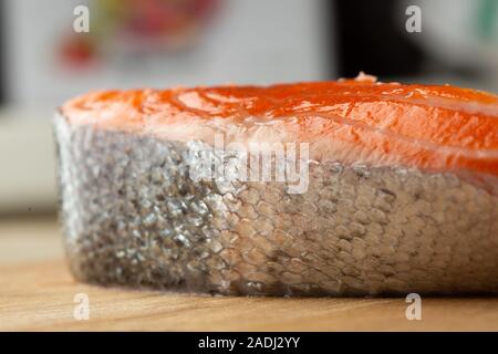 Nahaufnahme von rohen roten Fischen mit der Skala auf der Tabelle Stockfoto