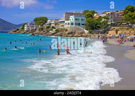 Menschen am Badestrand von Sant Elm, San Telmo, Mallorca, Balearen, Spanien Stockfoto