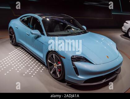 LOS ANGELES, CA/USA - November 21, 2019: Ein Porsche Taycan 4S Elektroauto mit Carbon Räder, auf der Los Angeles Auto Show. Stockfoto