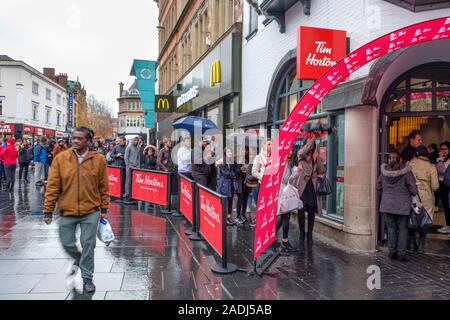 Große Warteschlange bei der Eröffnung des neuen Tim Horton shop in Leicester. Stockfoto