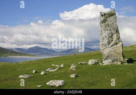 Der Clach Macleod (Clach Mhic Leoid), der Stein gegen einen blauen Himmel mit weißen Wolkenbänken von Horgabost, Harris, Western Isles, Schottland steht Stockfoto