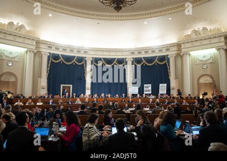 Washington, United States. 04 Dez, 2019. Washington DC, USA. 04 Dez, 2019. Das Haus richterlichen Ausschusses hält eine Anhörung über das Amtsenthebungsverfahren gegen US-Präsident Donald Trump auf dem Capitol Hill in Washington, DC, 4. Dezember 2019. Stockfoto