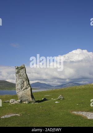 Der Clach Macleod (Clach Mhic Leoid), der Stein gegen einen blauen Himmel mit weißen Wolkenbänken steht, von Horgabost, Harris, Western Isles, Schottland Stockfoto