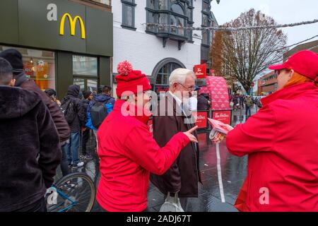 Die Förderung der Öffnung der neuen Tim Horton shop in Leicester. Stockfoto