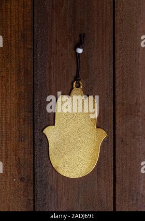 Schutzamulett Fatima's Hamsa Hand, ohne ein Bild hängt auf einer rauen Holztür Stockfoto