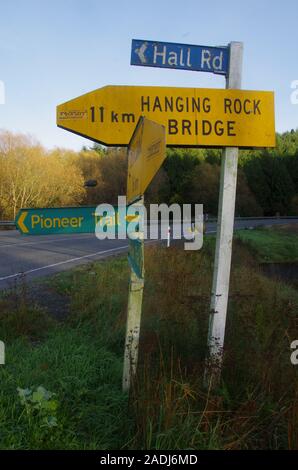 Straße In der Halle, Hängendes Schild mit Felsbrocken. Te Araroa Trail Alternative Route. State Highway 79. Südinsel. Neuseeland Stockfoto