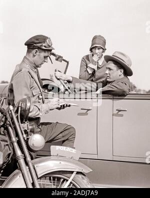 1920 s Motorrad POLIZIST SCHREIBEN EINE BESCHLEUNIGENKARTE ZU EIN PAAR SITZEN IM CABRIO LIMOUSINE-m 1079 HAR 001 HARS MOTOR DIENEN FAHRZEUG junger Erwachsener SICHERHEIT LIFESTYLE GESCHWINDIGKEIT FRAUEN TICKET GROWNUP TRANSPORT KOPIEREN PLATZ DAMEN STIRNRUNZELN PERSONEN SCHUTZBRILLE GROWN-UP AUTOMOBIL GEFAHR MÄNNER RISIKO TRANSPORT GEFAHR B&W STIRNRUNZELND STRAFVERFOLGUNG COP SCHÜTZEN UND DIENEN BERUF SCHÜTZEN KOPF UND SCHULTERN GEFÄHRLICH SCHUTZ LIMOUSINE MOTOR FAHRZEUG RISKANT BEHÖRDE gefährliche Fahrweise BERUFE BESCHLEUNIGUNG LUGEN KONZEPTIONELLE MOBILITÄT HIGHWAY PATROL DURCHSETZUNG Mitte - Mitte - erwachsenen Mann angehalten junger Erwachsener Mann Stockfoto