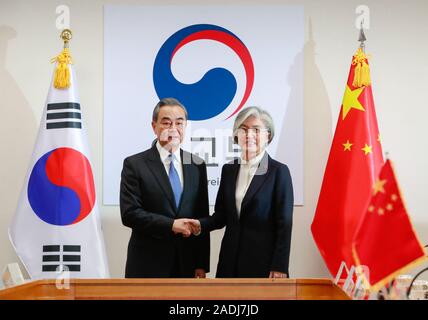 Seoul, Südkorea. 4. Dez, 2019. Chinesischen Staatsrat und Außenminister Wang Yi Posen für Fotos mit südkoreanischen Außenminister Kang Kyung-wha vor ihren Gesprächen in Seoul, Südkorea, Dez. 4, 2019. Credit: Wang Jingqiang/Xinhua/Alamy leben Nachrichten Stockfoto