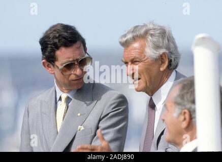 Seine königliche Hoheit Prinz Charles und der australische Premierminister Bob Hawke beobachten Sie die Australien Bi-centenial Feierlichkeiten im Hafen von Sydney, Australien, Januar 1988. Stockfoto