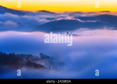 Verträumte Landschaft der Berge in misty Sonnenuntergang Abend Stockfoto