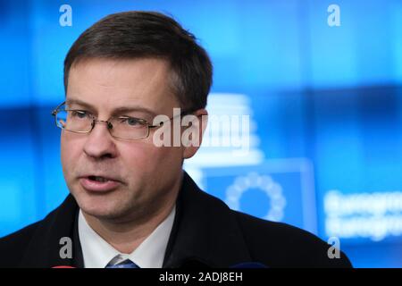 Brüssel, Belgien. 4. Dezember 2019. EU-Kommissar Valdis Dombrovskis sorgt sich in der Eurogruppe Finanzminister treffen. Credit: ALEXANDROS MICHAILIDIS/Alamy leben Nachrichten Stockfoto