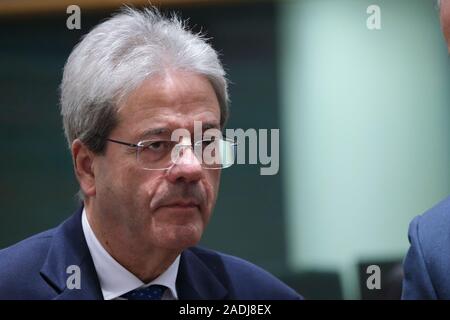 Brüssel, Belgien. 4. Dezember 2019. EU-Kommissar Paolo Gentiloni sorgt sich in der Eurogruppe Finanzminister treffen. Credit: ALEXANDROS MICHAILIDIS/Alamy leben Nachrichten Stockfoto