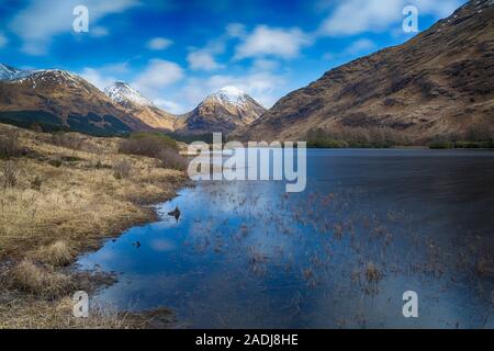 Buachaille Etive Mor, Buachaille Etive Beag und Lochan Urr, Glencoe, Scottish Highlands, Schottland, UK im März - lange Belichtung Stockfoto