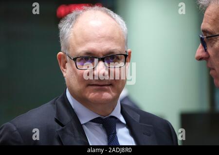 Brüssel, Belgien. 4. Dezember 2019. Italienische Finanzminister Roberto Gualtieri sorgt sich in der Eurogruppe Finanzminister treffen. Credit: ALEXANDROS MICHAILIDIS/Alamy leben Nachrichten Stockfoto