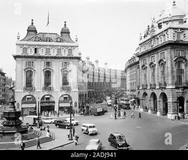 1960 Fußgänger und Autos bewegen RUND UM DEN PICCADILLY CIRCUS 1819 MIT BLICK AUF DIE REGENT STREET QUADRANT LONDON ENGLAND-r 18252 Mai 001 HARS LUXUS KOPIEREN PLATZ DAMEN PERSONEN AUTOMOBIL MÄNNER GEBÄUDE FUSSGÄNGER TRANSPORT ENGLISCHEN B&W GROSSBRITANNIEN SHOPPER SHOPPER STRUKTUR HOHEN WINKEL IMMOBILIEN ARCHITEKTEN KUNDENSERVICE UND AUTOS AUFREGUNG AUSSEN EIN DIE VON DEN IMMOBILIEN KONZEPTIONELLEN STRUKTUREN AUTOMOBILE FAHRZEUGE GEBÄUDE WESTMINSTER EINKAUFSVIERTEL SCHWARZ UND WEISS GROSSBRITANNIEN ALTMODISCH, VEREINIGTES KÖNIGREICH Stockfoto