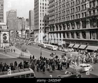 1940er Jahre 1950er Jahre Herald Square Kreuzung BROADWAY UND 34TH AVENUE DES AMERIKAS NACH NORDEN MANHATTAN NYC NEW YORK USA-r 2838 PRC001 HARS TRANSPORT B&W TRÄUME MIDTOWN STRUKTUR HOHEN WINKEL KREUZUNG EIGENSCHAFT KFZ UND AUTOS AUFREGUNG ÄUSSERE GELEGENHEIT NYC REAL ESTATE NEW YORK STRUKTUREN AUTOMOBILE STÄDTE FAHRZEUGE GEBÄUDE IN NEW YORK CITY 34 TH AMERICAS BROADWAY BUSSE ZUSAMMENARBEIT HERALD TAXIS TRANSIT schwarze und weiße Taxis CROSSWALK KRAFTFAHRZEUGE ALTMODISCH Stockfoto