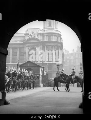 1930er Jahre MONTIERT HORSE GUARDS GESEHEN DURCH BOGEN MIT BLICK ÜBER DEN ALTEN KRIEG BÜRO AUF WHITEHALL PLACE LONDON ENGLAND - r 7530 HAR 001 HARS MÄNNER ZEREMONIE TRANSPORT ENGLISCHEN B&W GROSSBRITANNIEN SÄUGETIERE ARCH SCHUTZ STÄRKE STRATEGIE AUFREGUNG FÜHRUNG TRADITION STOLZ BERUFEN, Uniformen IN STÄDTEN UNTERSTÜTZUNG DER BRITISCHEN ARMEE ZUSAMMENARBEIT SÄUGETIER MONTIERT ZWEISAMKEIT TOURISTENATTRAKTION junger erwachsener Mann SCHWARZ UND WEISS TÄGLICH GROSSBRITANNIEN WACHEN HAR 001 ALTMODISCH VEREINIGTES KÖNIGREICH WHITEHALL Stockfoto