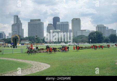 Königin Elizabeth II genießt einen Nachmittag der Pferderennen im Selangor Turf Club während ihrer königlichen Besuch in Malaysia 1989. Die pferde Sprint aus Wat Stockfoto