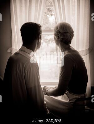 1970 s ANONYME SILHOUETTE VON REIFER MANN UND FRAU BLICK AUS FENSTER MIT KRAWATTE ZURÜCK GARDINEN - s 20513 HAR 001 HARS NOSTALGIE OLD FASHION GRAPHIC PENSIONIERTE ANGST TEAMARBEIT SORGEN GEHEIMNIS STARKES PROBLEM LEBENSSTIL älterer Frauen verheiratet MOODY EHEPARTNER EHEMÄNNER KRANKHEIT LEBEN ZU HAUSE KOPIEREN RAUM FREUNDSCHAFT halber Länge DAMEN PERSONEN INSPIRATION FÜRSORGLICHE MÄNNER RISIKO UNPÄSSLICHKEIT RUHESTAND SERENITY SILHOUETTEN SPIRITUALITÄT ÄLTERER MANN SENIOR NACH UNRUHIGEN B&W BETROFFENEN ÜBERBLICK PARTNER TRAURIGKEIT SENIOR FRAU RENTNER LEIDEN ALTER OLDSTERS KRISE ALTEN SILHOUETTE UND DAS GEFÜHL, STIMMUNG MÖGLICHKEITEN ÄLTESTEN KONZEPTIONELLE Stockfoto