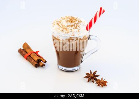 Heiße Schokolade mit Sahne, Zimt, Anis und Süßigkeiten. Stockfoto