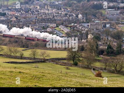 Vereinbaren, North Yorkshire, UK. 4. Dez, 2019. Der Flying Scotsman Dampflokomotive mit 'Dampf besondere Weihnachten Dalesman'. Hier bei Settle in Richtung Norden nach Carlisle auf der berühmten Carlisle Railway Line beizulegen, auf einer Rundreise von Manchester aus gesehen. Die Rückfahrt war über Shap auf der West Coast Main Line. Quelle: John Bentley/Alamy leben Nachrichten Stockfoto