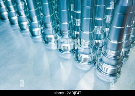 Glänzende Teile aus Stahl Hintergrund, lange saubere Stahl Gewindestangen nach CNC-Drehen. Stockfoto