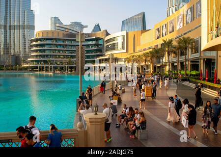 Dubai/VAE - November 5, 2019: Weltweit größtes Einkaufszentrum. Dubai Shopping mall Äußeres mit Touristen. Stockfoto
