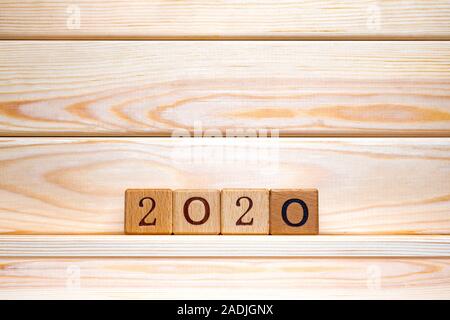 Neues 2020 Jahr. Frohes neues Jahr, Grußkartenvorlage, 2020 auf Holz Würfel auf Holz Hintergrund, Tisch, Banner mit Kopie Platz für Text. Platz kopieren, Broschüre Stockfoto