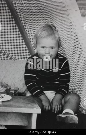 Feine Schwarz-Weiß-Kunstfotografie aus den 1970er Jahren eines jungen kaukasischen Mädchens in der Kindheit. Stockfoto