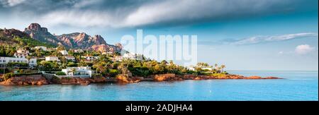 Die masssivif De L'esterel, vom Strand aus gesehen. panarama, zeigt das Mittelmeer, & Küsten Häuser., Var, Provence, Frankreich. Stockfoto