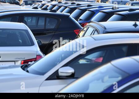 München, Deutschland. 04 Dez, 2019. BMW Automobile, Export, Export, Gebrauchtwagen, gebraucht, so gut wie neue Autos, Gebrauchtwagen, Auto kaufen, kaufen, BMW Autos, Autohändler, Autos auf Lager, bieten, Autos, zu teuer. Premium Selection. | Verwendung der weltweiten Kredit: dpa/Alamy leben Nachrichten Stockfoto