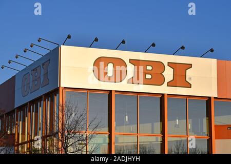 München, Deutschland. 04 Dez, 2019. DIY-Kette OBI, Baumarkt, Außenansicht einer Niederlassung in Muenchen mit Schriftzug, Logo, Shop, Geabeude | Verwendung der weltweiten Kredit: dpa/Alamy leben Nachrichten Stockfoto