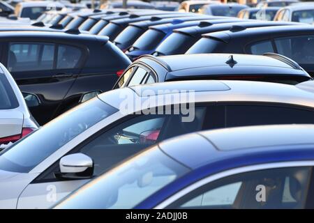 München, Deutschland. 04 Dez, 2019. BMW Automobile, Export, Export, Gebrauchtwagen, gebraucht, so gut wie neue Autos, Gebrauchtwagen, Auto kaufen, kaufen, BMW Autos, Autohändler, Autos auf Lager, bieten, Autos, zu teuer. Premium Selection. | Verwendung der weltweiten Kredit: dpa/Alamy leben Nachrichten Stockfoto