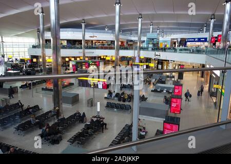 Passagiere oder Menschen in der Abflughalle im Terminal 2, die Königinnen Terminal warten, am Flughafen Heathrow, London, England, Großbritannien Stockfoto