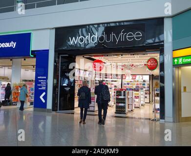 World Duty Free Shop im Terminal 2 am Londoner Flughafen Heathrow, London, England, Großbritannien Stockfoto