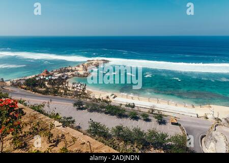 Wunderschöne Aussicht auf Melasti Beach. Blaues Meer mit Wellen, klaren Himmel und weißer Sand in den Indischen Ozean, South Kuta, Bali. Stockfoto